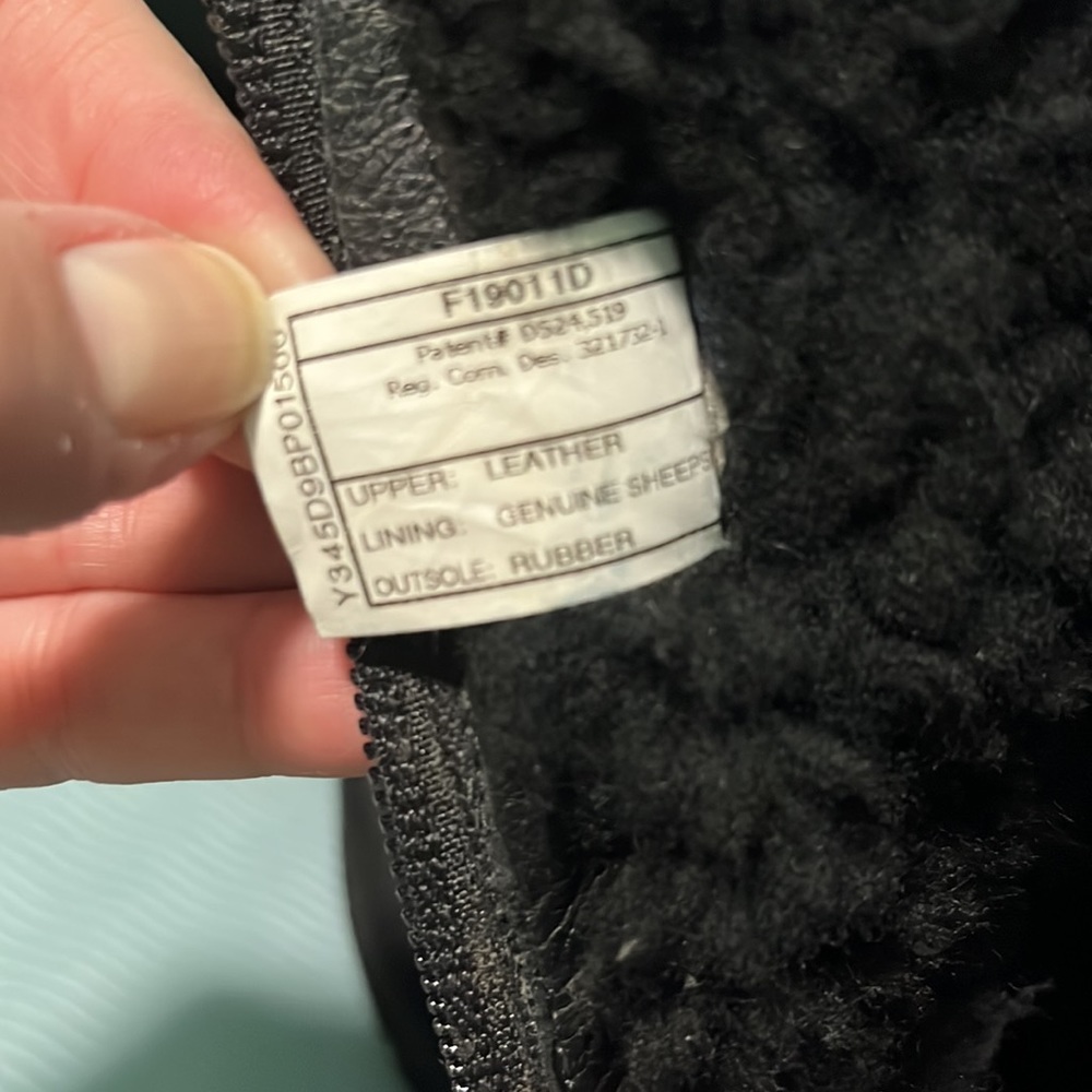 Ugg Size 7 - image 5